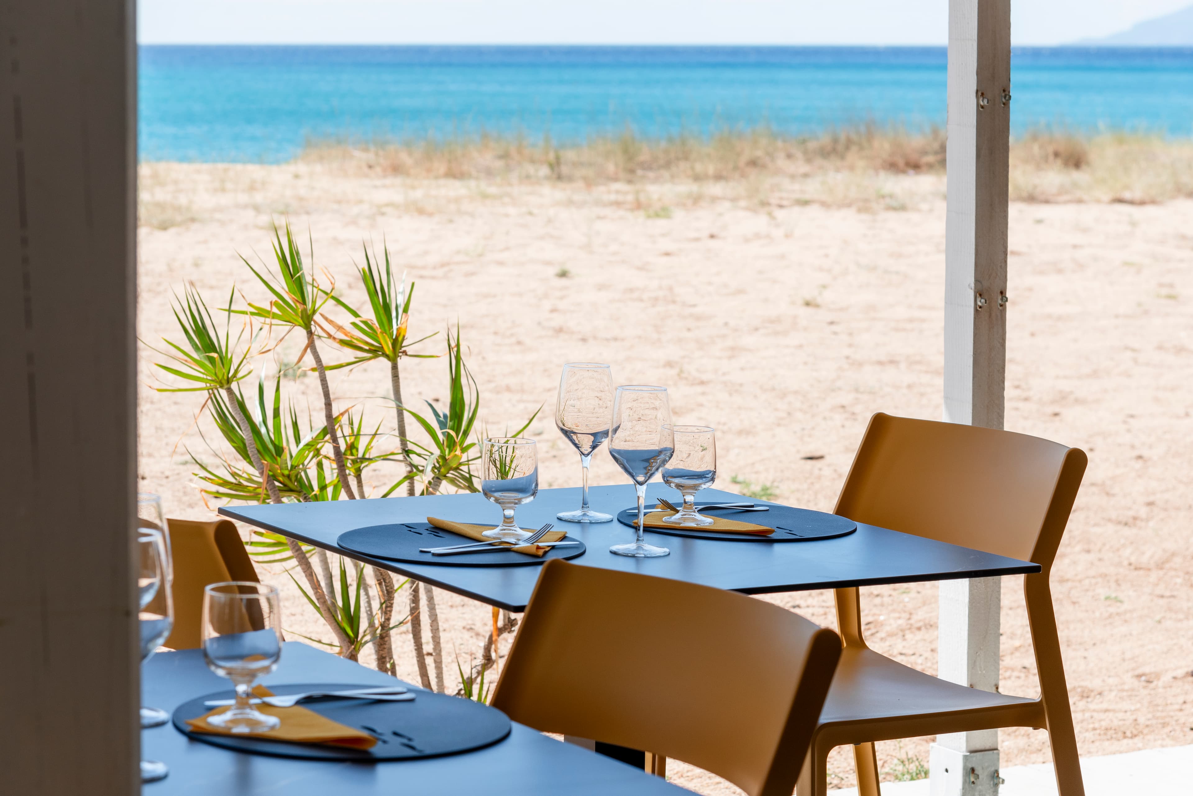 Telefono, WhatsApp e prenotazione.