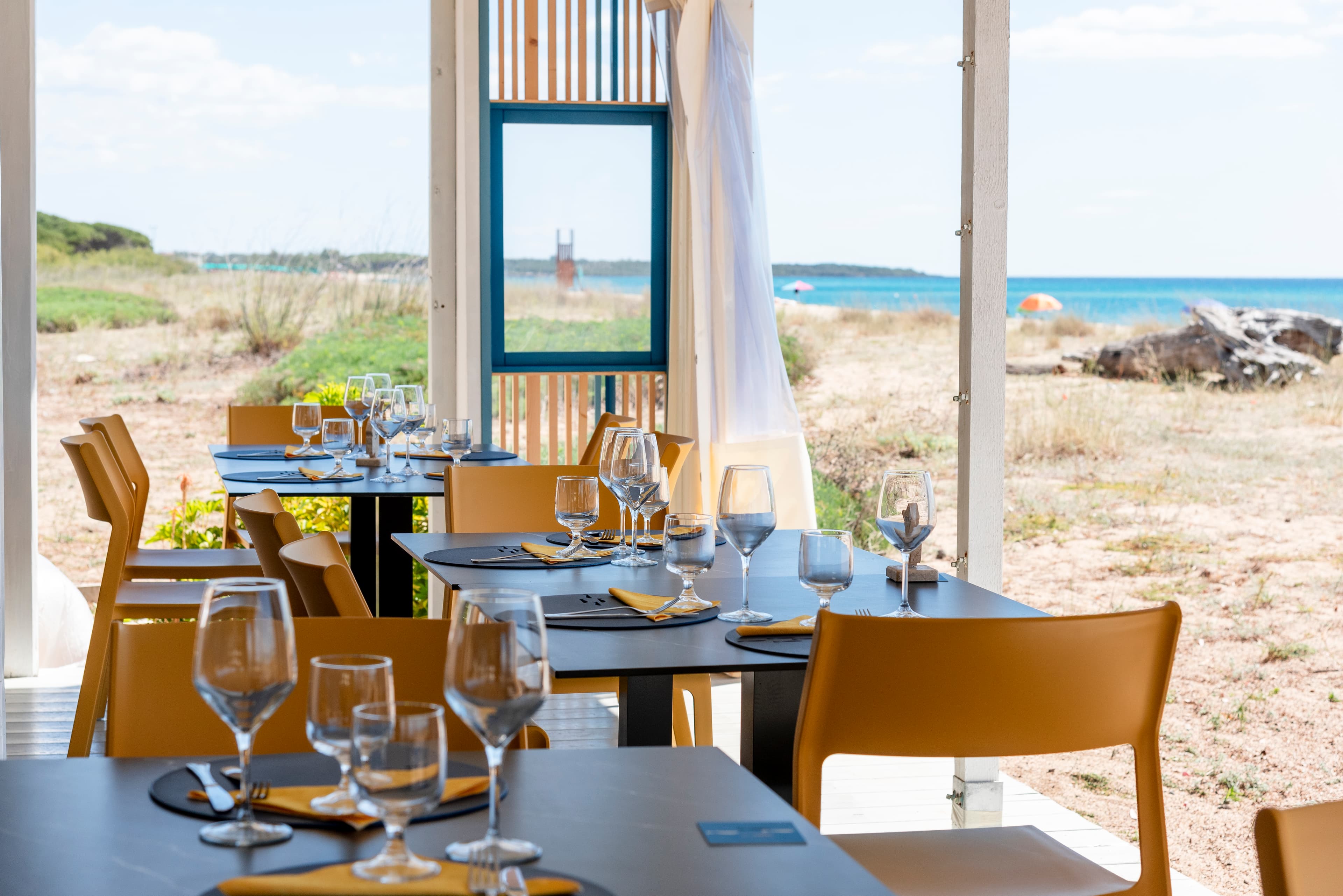 Una sala affacciata sul mare.