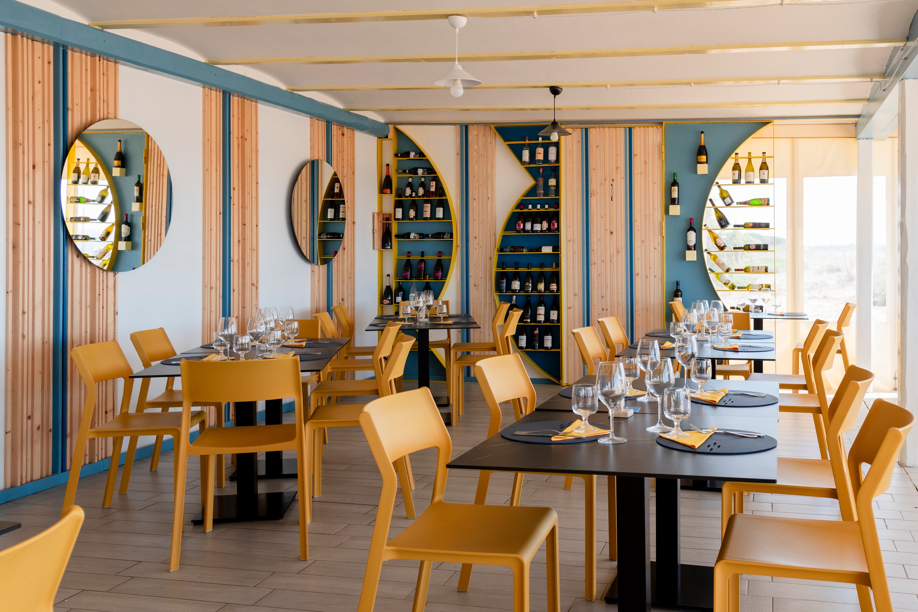 Una sala affacciata sul mare.