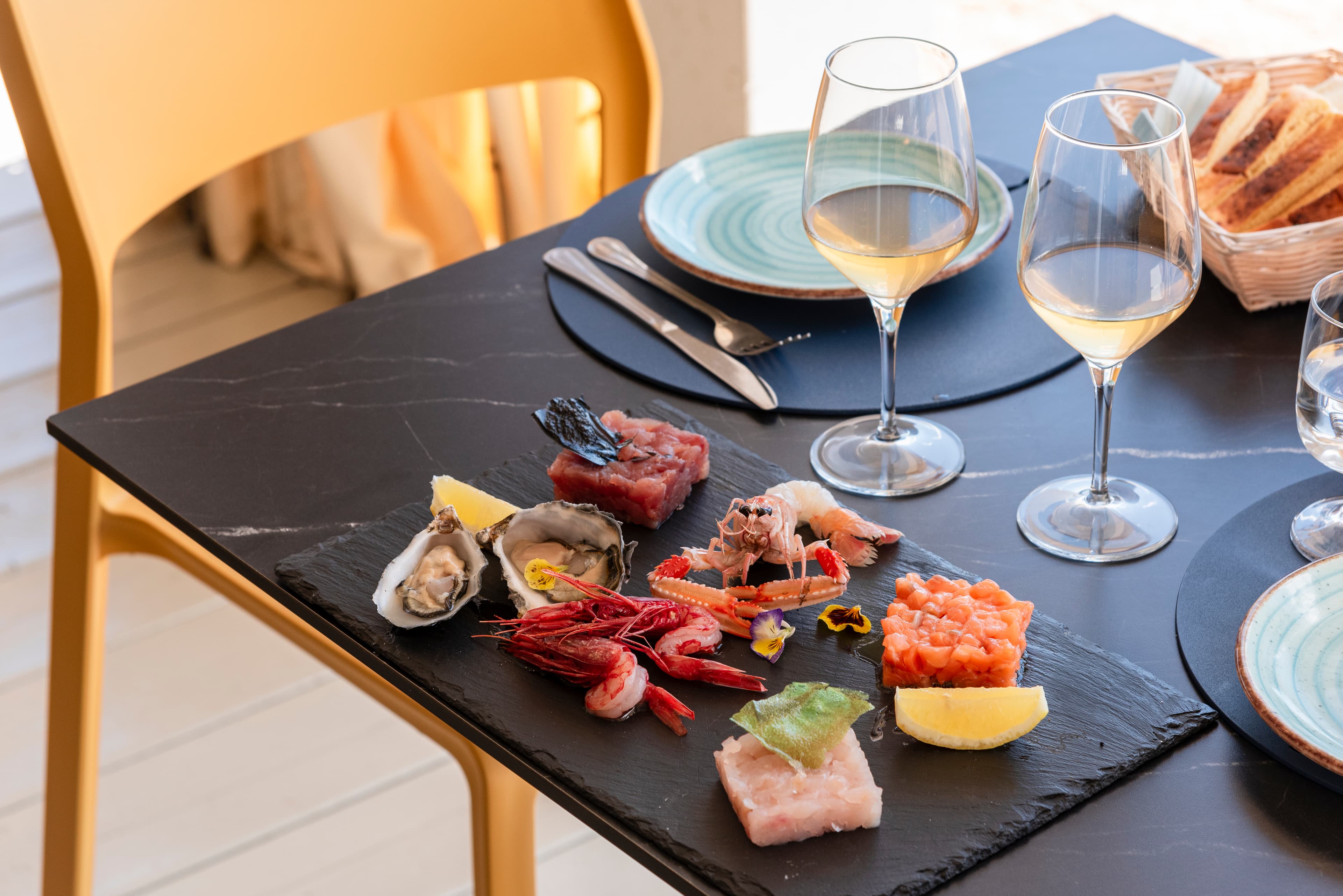 Gran plato surtido de crudos de mar.