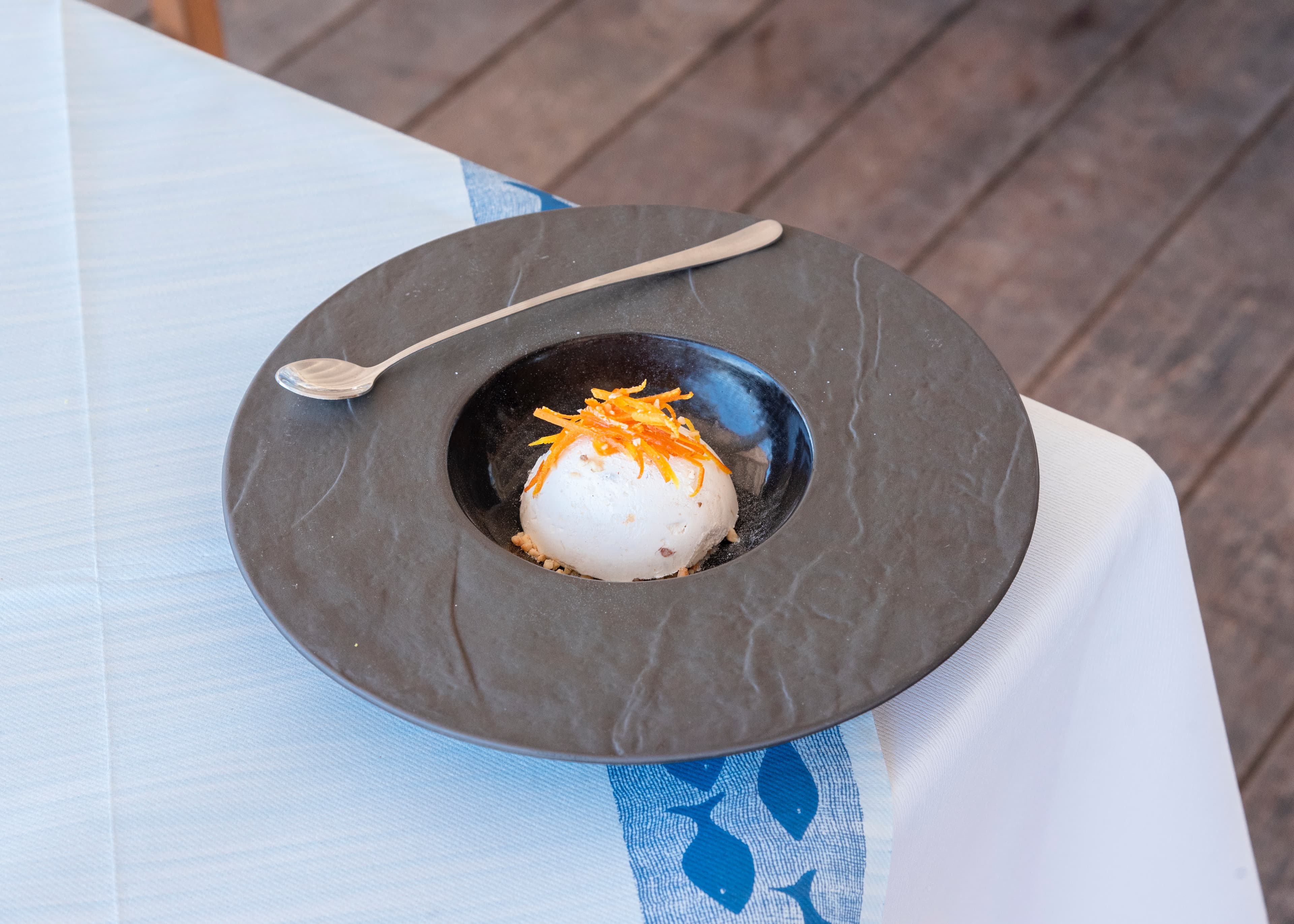 Postre semifrio de turron servido con decoracion.